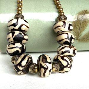 Africaines et laiton